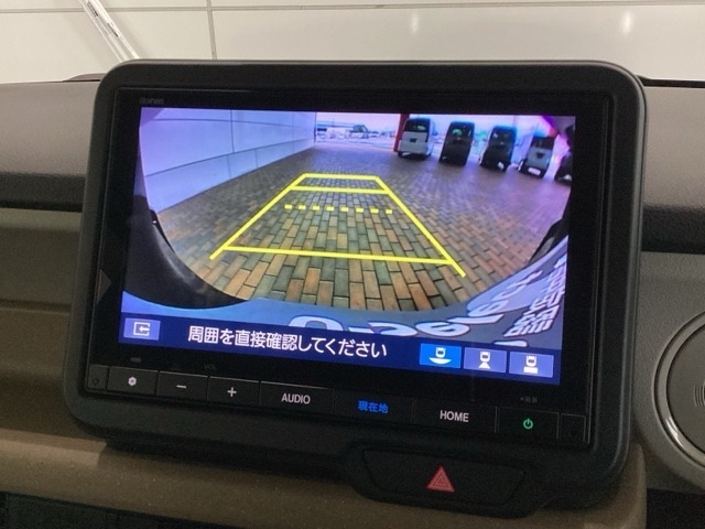 リバースギアに入れるだけで後方の表示へ切り替わります。夜間や雨の日の駐車も楽になりますよ。