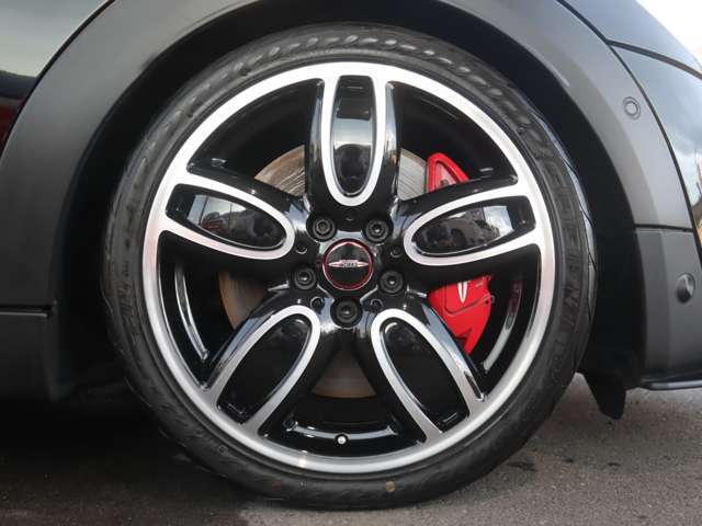 純正18インチアロイホイールJohnCooperWorksカップスポーク2トーン　フロント205/40R18　レッドキャリパー