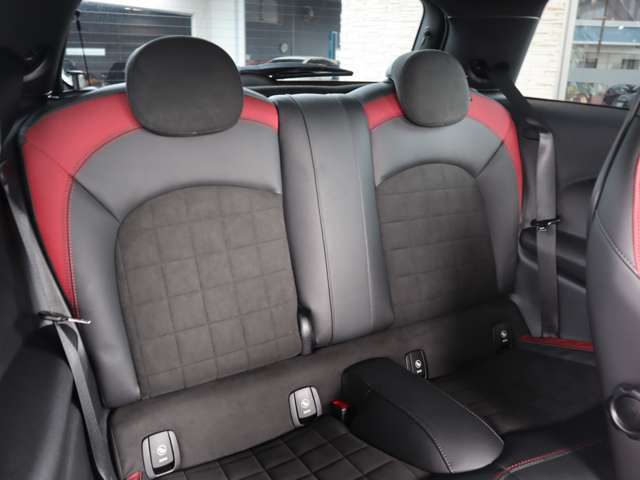 ブラック×レッドハーフレザーリアシート　ISOFIX