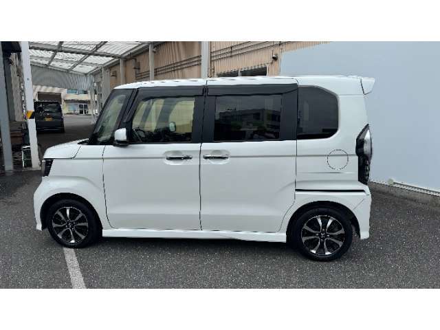外装は、専任のスタッフが真心込めて丁寧にワックス磨きをしておりますので、ピカピカに仕上がっております。中古車でもこのキレイな状態は必見です！