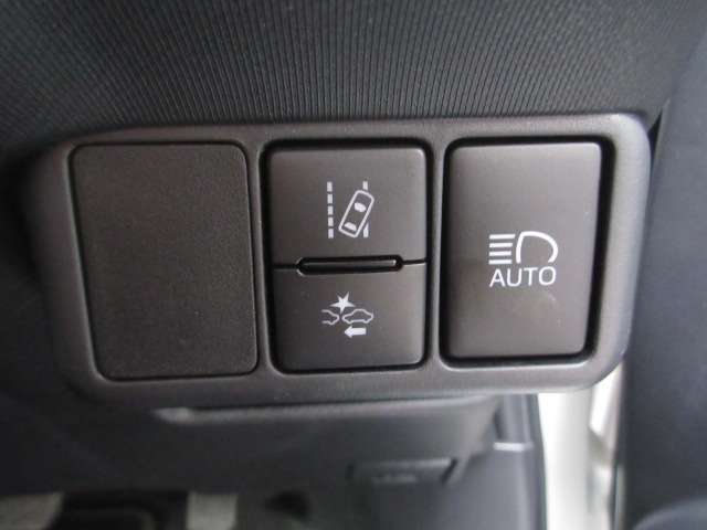 うっかり脇見時の衝突軽減に大きく貢献する衝突軽減ブレーキも装備！車線はみ出し警報機能も装備して話題性にも優れ嬉しい機能ですね！