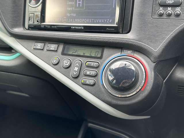 運転席周りのスイッチ類になります。様々な装備がついておりますので、ご不明な点があれば、いつでもお問い合わせお待ちしております。
