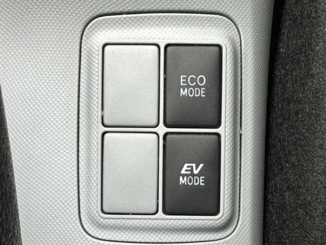 運転席周りのスイッチ類になります。様々な装備がついておりますので、ご不明な点があれば、いつでもお問い合わせお待ちしております。