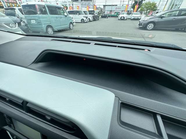 運転席周りのスイッチ類になります。様々な装備がついておりますので、ご不明な点があれば、いつでもお問い合わせお待ちしております。
