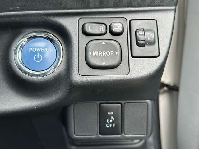 運転席周りのスイッチ類になります。様々な装備がついておりますので、ご不明な点があれば、いつでもお問い合わせお待ちしております。