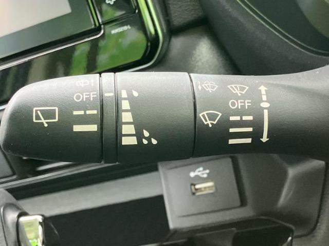 WECARSの展示場では実際に見て、触ってお車をお選びいただけます！知識の豊富な営業スタッフが様々なカーライフをご提案いたします！