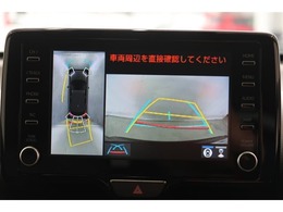 【パノラミックビューモニター】クルマの斜め後ろや真横など、目が届きにくい箇所も確認できるため、いち早く障害物に気が付くことができて安心ですね♪