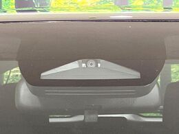 【トヨタセーフティセンス】走行中に前方の車両等を認識し、衝突しそうな時は警報とブレーキで衝突回避と被害軽減をアシスト。より安全にドライブをお楽しみいただけます。