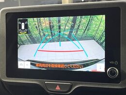 【バックカメラ】駐車時に後方がリアルタイム映像で確認できます。大型商業施設や立体駐車場での駐車時や、夜間のバック時に大活躍！運転スキルに関わらず、今や必須となった装備のひとつです！