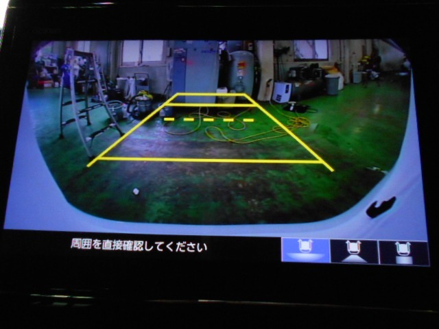 【リアワイドカメラ】3種類の表示で、後方確認をサポートします。『ノーマル画像』『広角180度画像』『真上からの見下ろし画像』をワンタッチで選べます。