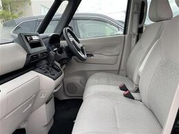 【助手席】きれいな助手席なので家族や友だちに乗ってもらっても安心です！新品のフロアマットのご注文も可能です。掲載箇所以外にご希望の写真がございましたらお気軽にお問い合わせ下さい。