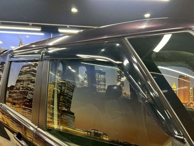 【ドアバイザー】装備です！雨が降っているときに窓を開ける場合は、ドアバイザーがあると便利です。窓の上部を少し開ける程度ならドアバイザーが雨を防ぎます☆