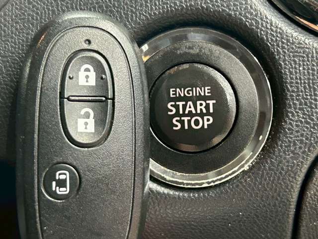 【スマートキー＆プッシュスタート】ドアハンドルを軽く握るだけでドアロックを解錠でき、施錠はドアハンドルのロックスイッチを押すだけでブレーキを踏みながらエンジンスイッチを押すだけで、エンジンが始動！