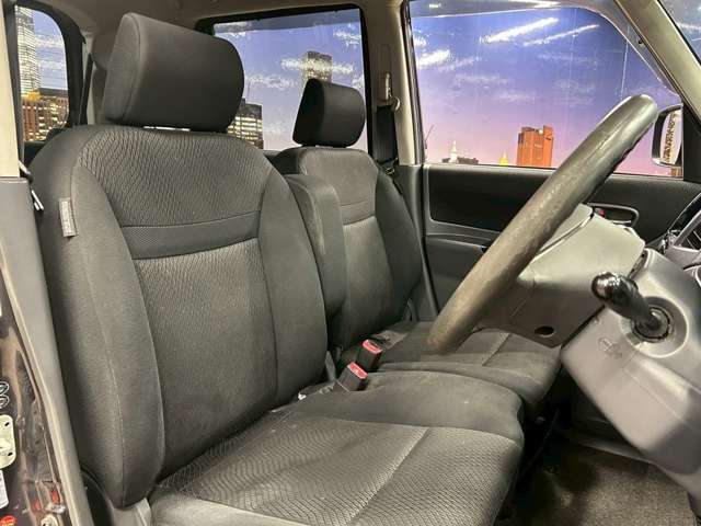 運転席も広々としており運転しやすい環境を実現しています☆