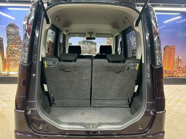 トランクスペースも充分な広さがございます。