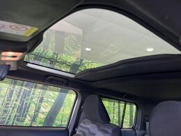 【スカイフィールトップ】開放感たっぷりの希少装備、スカイフィールトップが装着されています！車内に明かりを取り入れたり景色を楽しむ以外にも、車内の空気も簡単に換気できて快適です！