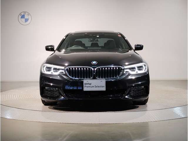 【BMWの伝統】BMWの特徴的な“キドニーグリル”は、80年以上続く伝統の形でございます。変わらないこだわりのデザインが、プレミアムブランド“BMW”を創り出します。