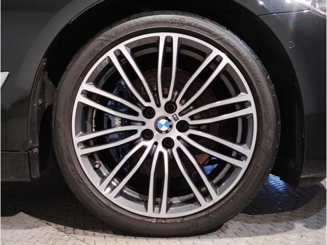 BMW純正アルミホイールです。納車時にはアルミホイールコーティングも承っております！是非ご検討下さいませ。