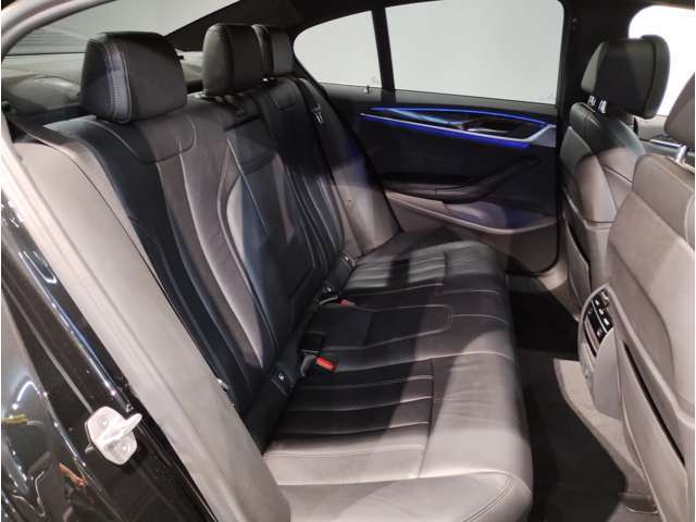 BMWの大きなシートは疲れにくく、搭乗者を包み込んでくれる安心感が御座います。