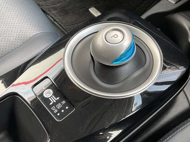 リーフ独特のシフトノブです。