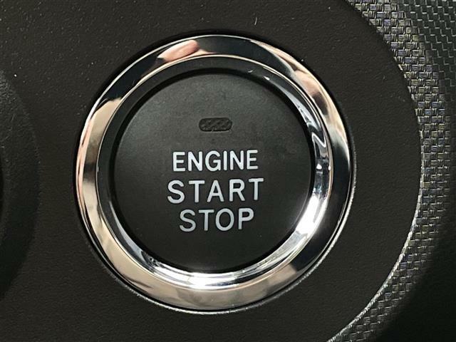 【スマートキー＆プッシュスタート】鍵を挿さずにポケットに入れたまま鍵の開閉、エンジンの始動まで行えます。