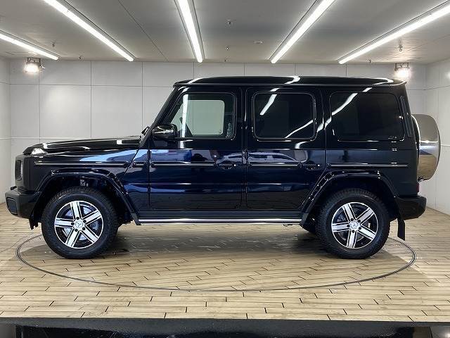 安心したお車をお選び頂けるように、当社では、鑑定車両を展示しております。第三者機関により、お車の品質を提示しております。