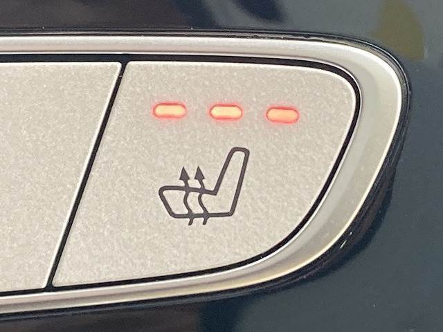 運転席はしっかりとしたスペースが確保されており、アイポイントも高いのでゆったりとしたドライブが楽しんでいただけます。隅々まで綺麗に保たれたインテリアは前オーナー様の管理がしっかりと行き届いた証拠です♪