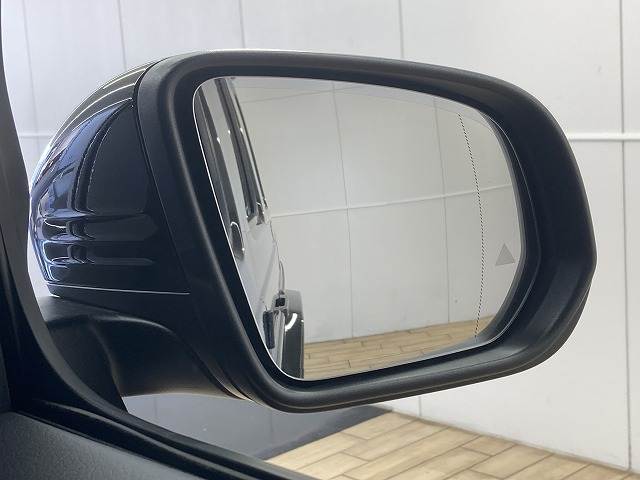 セカンドシートは大人二人が乗っても十分なスペースがしっかりと確保されております。前のオーナーがしっかりと管理されているお車で綺麗な状態がキープされております。