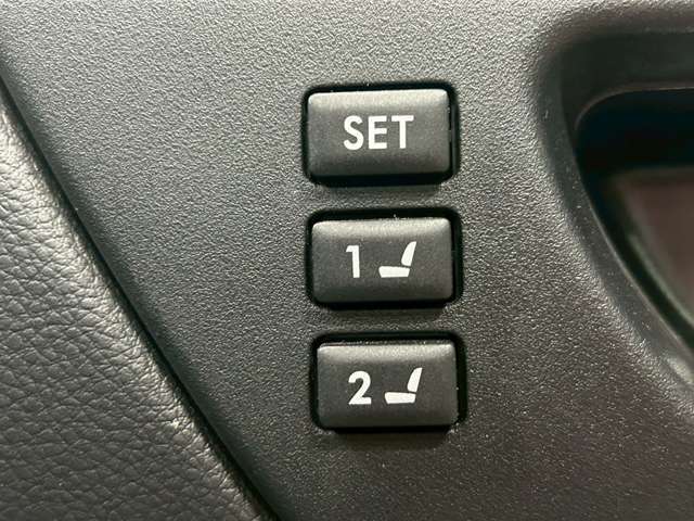 【運転席ポジションメモリー付パワーシート】ワンタッチで記憶させていたシートの前後・リクライニングはもちろん、シートリフターも備えます☆快適なドライブをお楽しみ下さい♪