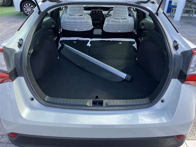 【荷室】リヤシートを倒せばさらに広くご使用することが出来ます。