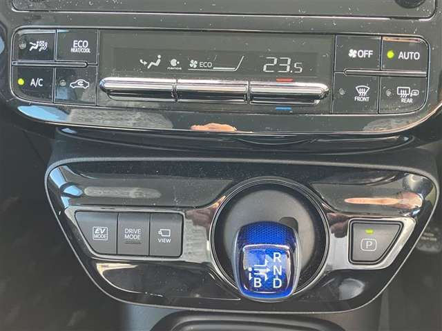 【エアコン】エアコンはオートエアコンとなっておりますので、あらかじめ好みの温度に設定しておけば自動的に風量を調節してくれます。自分でいちいち調節する手間が省けますね。