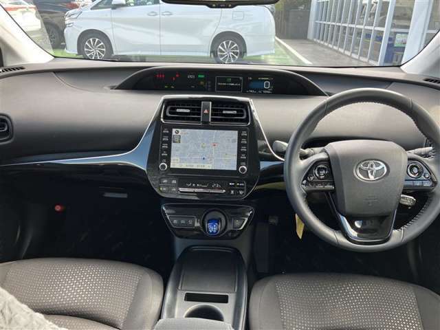 【運転席・インパネまわり】ハンドル・シート・フロアーなど隅々までプロによるクリーニング済み☆彡キレイな車内でドライブが一層快適にお楽しみいただけます！！