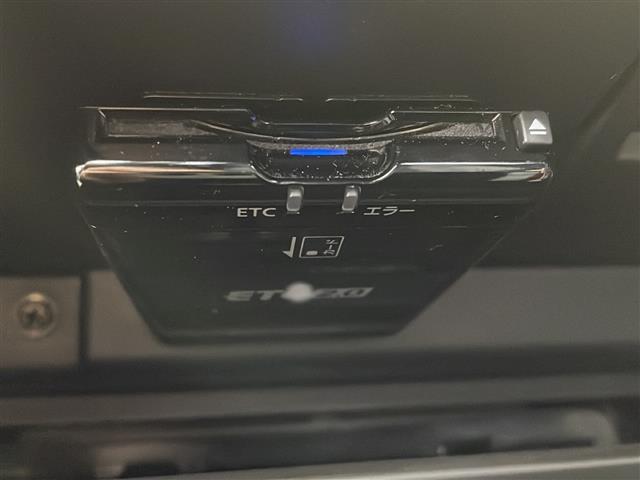 【ETC】有料道路を利用する際に料金所で停止することなく通過できる、ETC車載器（ノンストップ自動料金収受システム機器）が装備されています。セットアップを行うことで利用可能になります。