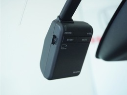 ◆ドライブレコーダー◆映像・音声などを記録する自動車用の装置です。　もしもの事故の際の記録はもちろん、旅行の際の思い出としてドライブの映像を楽しむことができます。
