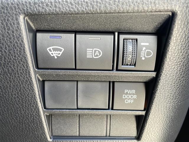 【運転席操作部】『運転席周辺の装備』の画像になります。快適なドライブを楽しむための機能が装備されています！運転席から触れるので使いやすいです！