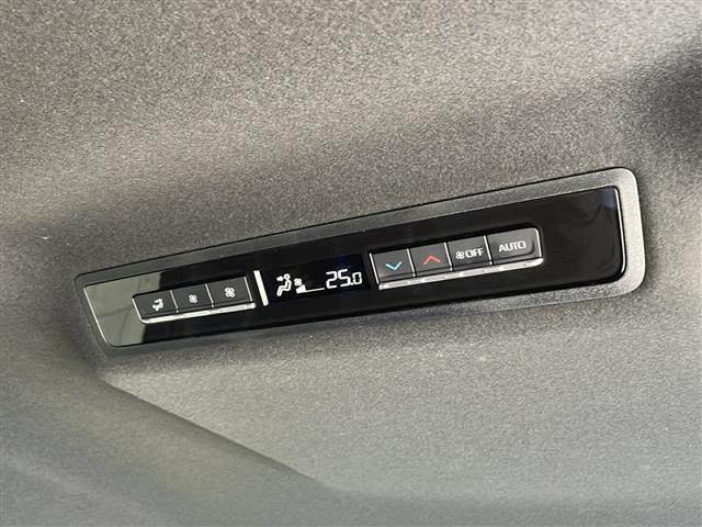 【後部座席操作部】『後部座席周辺の装備』の画像になります。写真の内容に関してご不明点、ご質問等がございましたらお気軽にガリバー店舗までお問い合わせください。