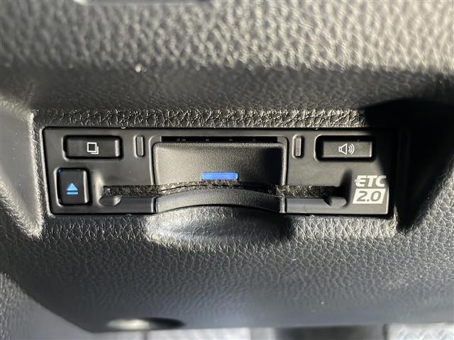 【ETC】有料道路を利用する際に料金所で停止することなく通過できる、ETC車載器（ノンストップ自動料金収受システム機器）が装備されています。セットアップを行うことで利用可能になります。