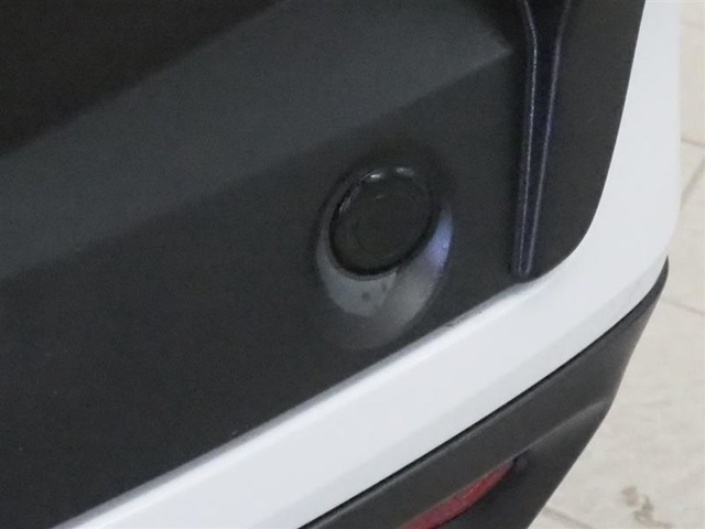 コーナーセンサーを車の前後に装備。障害物までの距離に応じて警告音を変えてお知らせ。縦列駐車時や駐車場・車庫などでの取り回しをサポートします。詳細は販売店スタッフまでおたずねください。