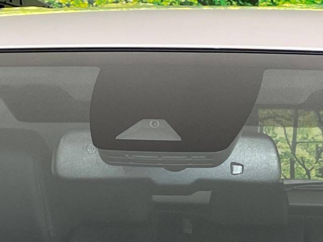 【プリクラッシュセーフティ】前方の車両等を検知し、衝突しそうな時は警報で注意を促し、ブレーキを踏む力をサポート。ブレーキを踏めなかった場合は衝突被害軽減ブレーキが作動、衝突回避をサポートします。