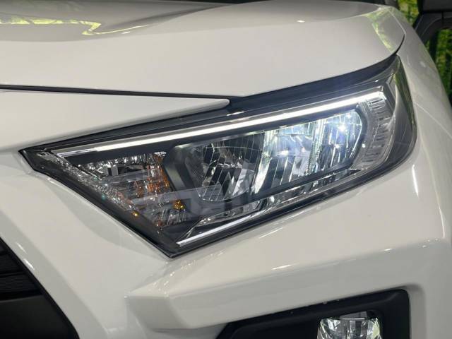 【LEDヘッドライト】悪天候や夜間走行時も良好な視界を確保し安心して運転できる高輝度LEDヘッドライトを装備！点灯速度が早く、消費電力も抑えられています。