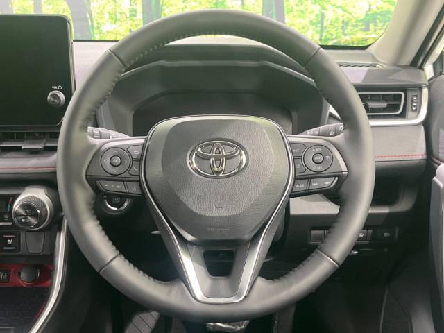 【純正革巻きステアリング】上質な革を使用することで、手にしっかり馴染みとても運転しやすいハンドルです♪