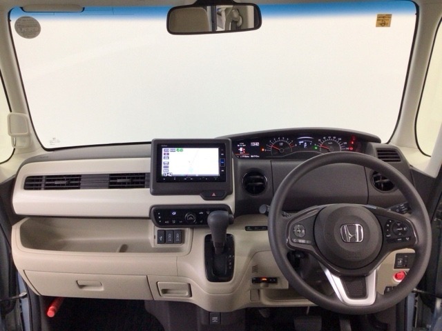 【前方視界】開放的な前方視界！運転がしやすく疲れにくいです♪窓が大きく、見通しがとっても良いおクルマですよ♪