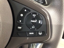 【アダプティブ・クルーズ・コントロール】予め設定した車速内でクルマが自動的に加減速。 前走車との適切な車間距離を維持しながら追従走行し、高速道路でのドライバーの疲労を軽減してくれる嬉しい機能付♪
