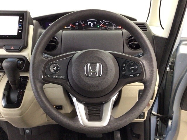 【ハンドル】運転にかかわる様々な操作を安全に行えるように視点移動が少なく操作性に配慮されたスイッチ類が凝縮されたコックピットです。