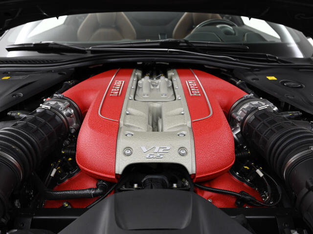 V12　自然吸気エンジンを搭載しています。6.5リッターの大排気量とは思えない滑らかなレスポンスを味わえます。ターボやハイブリッドではないフェラーリ伝統のV12気筒をぜひ一度ご体感ください。