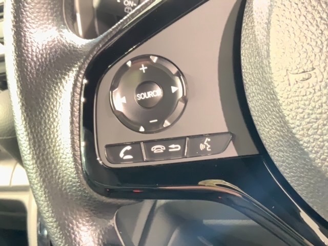 ステアリングにオーディオ操作スイッチが付いています。オーディオ画面に直接タッチしなくても操作が出来ますので、運転に集中できます。