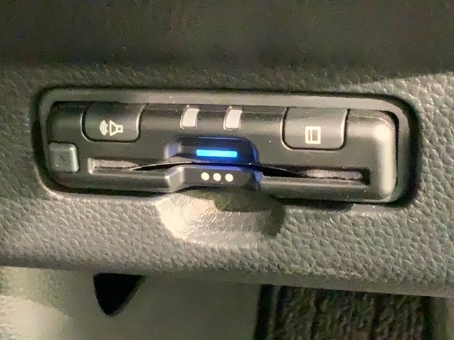 いまや快適なカーライフに欠かせないETCが付いています。