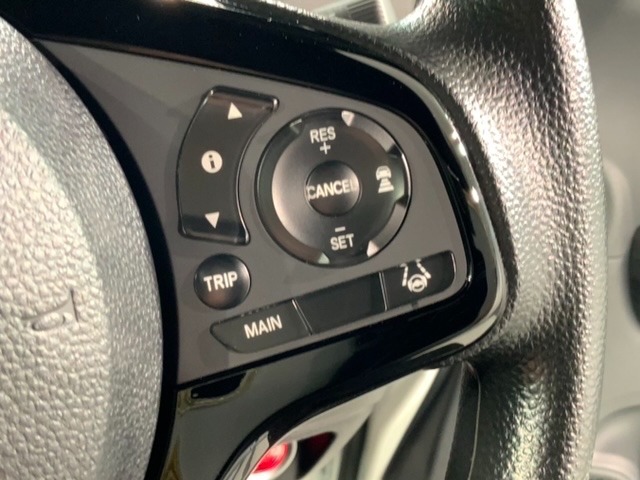 クルーズコントロールを装備しています。高速道路などで一定の速度で走ってくれるので運転が楽ですよ！速度を設定できますので、スピードの出しすぎにも注意できます。