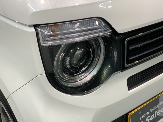 LEDヘッドライトは、点灯の瞬間から最大光量を発揮し、突然暗くなるトンネルなどでの安定感を高めます。