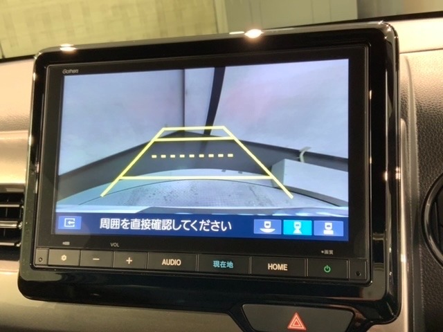 リバースギアに入れるだけで後方の表示へ切り替わります。夜間や雨の日の駐車も楽になりますよ。